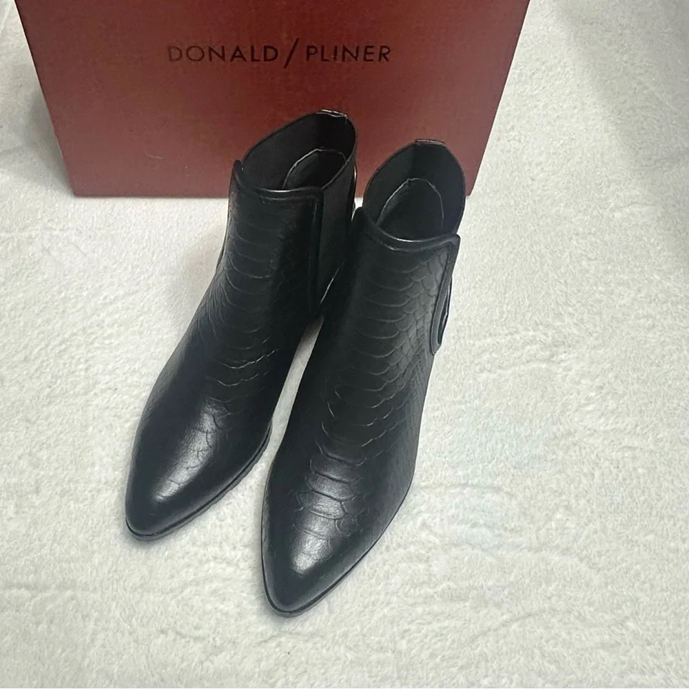 Donald J. Pliner Black Snakeskin Women’s Boots- NIB Size 6